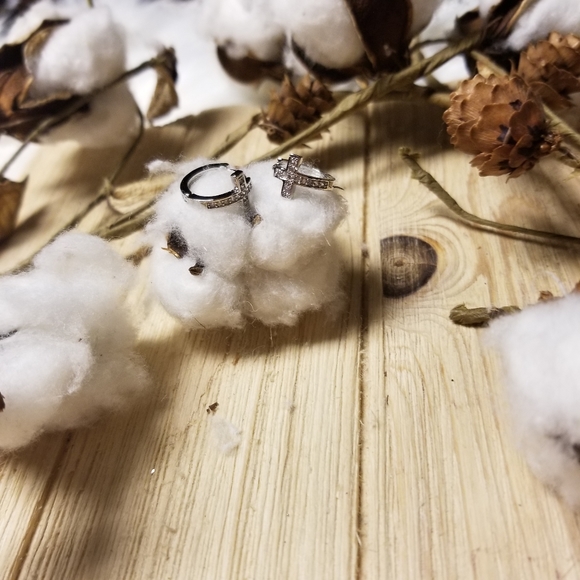 Beautiful Cross Hoop earrings - Picture 9 of 11